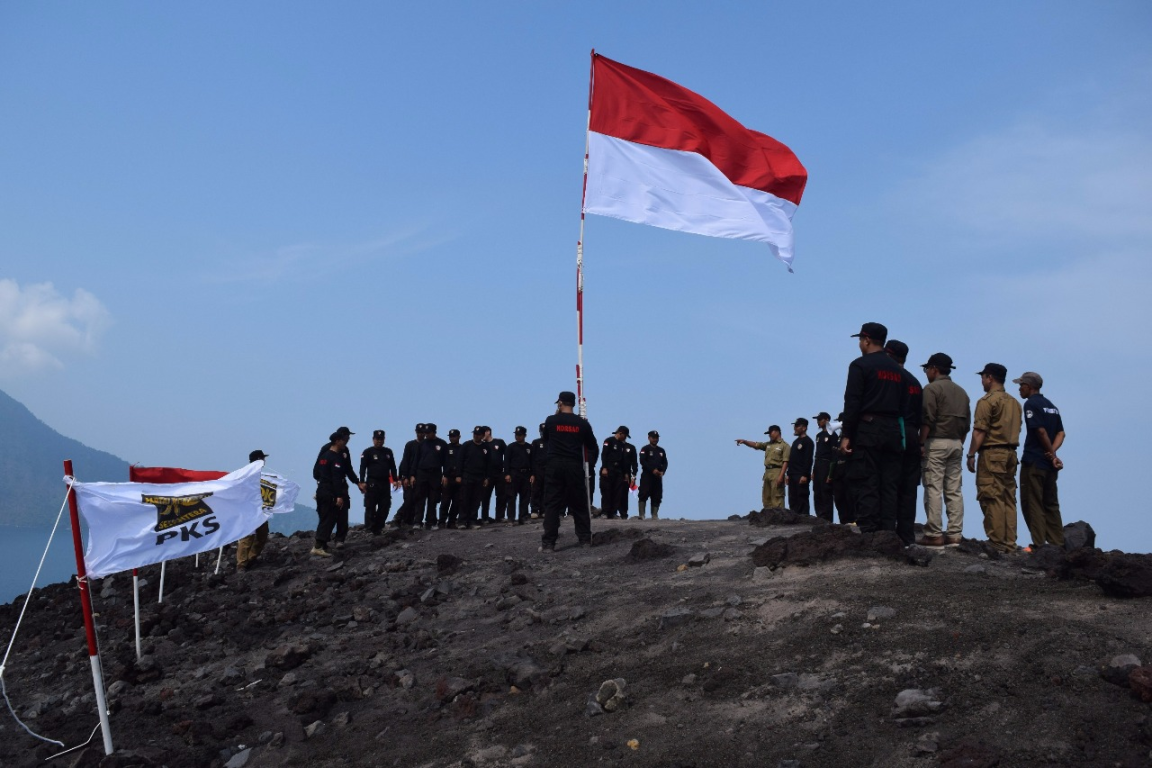 Kader PKS Banten mengikuti rangkaian upacara peringatan pHUT ke-72 RI dengan khidmat di Gunung Anak Krakatau, Kamis (17/8) (Humas PKS Banten)