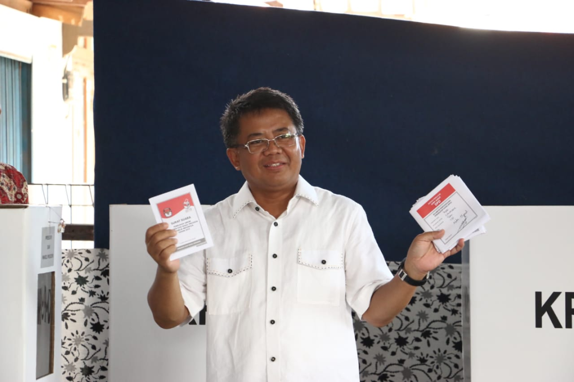 Presiden PKS saat Tunaikan Hak Pilih di TPS Depok. Foto : Yoppie Mahmud/ PKSFoto