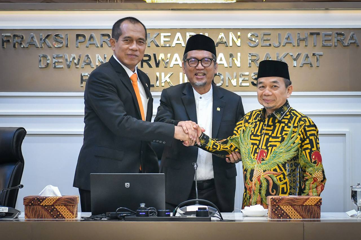 Presiden PKS Almuzzammil Yusuf menetapkan Dr. Abdul Kharis Almasyhari sebagai Ketua Fraksi PKS DPR RI