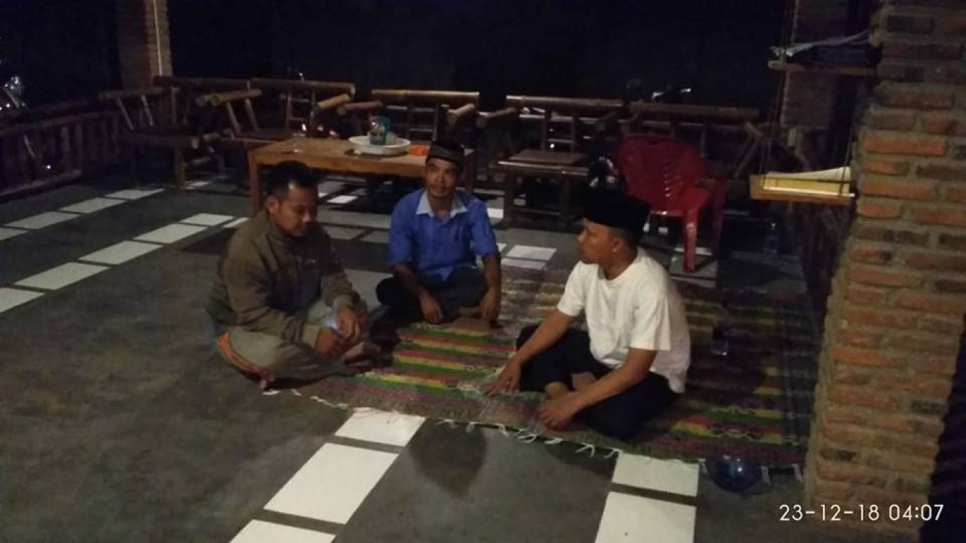 Anggota Fraksi PKS Lampung, Antoni Imam sedang bercakap-cakap dengan warga yang mengungsi di rumahnya
