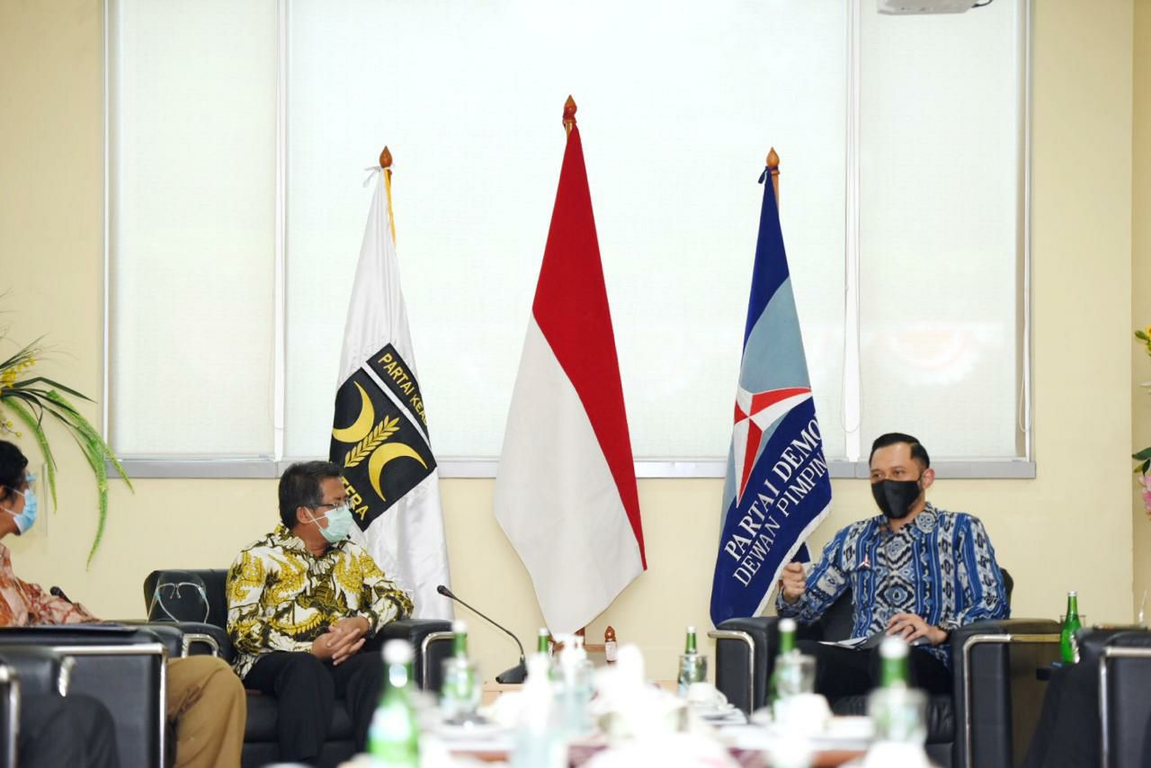 Presiden PKS Mohamad Sohibul Iman menerima kunjungan Ketua Umum Partai Demokrat Agus Harimurti Yudhoyono di kantor DPP PKS, Jakarta, Jumat (24/7) (M Hilal/PKSFoto)