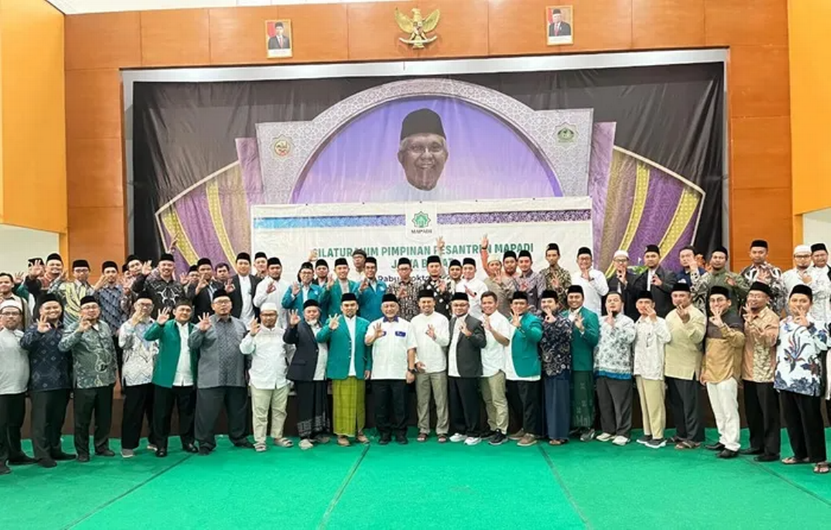 Calon Gubernur Jawa Barat nomor urut 3 Ahmad Syaikhu bersama dengan pimpinan pondok pesantren se Jawa Barat.