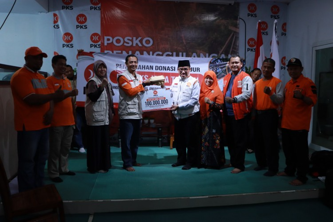 Muhammad Haris beserta rombongan PKS Jawa Tengah menyerahkan bantuan untuk korban gempa Cianjur (Foto: Zhain)