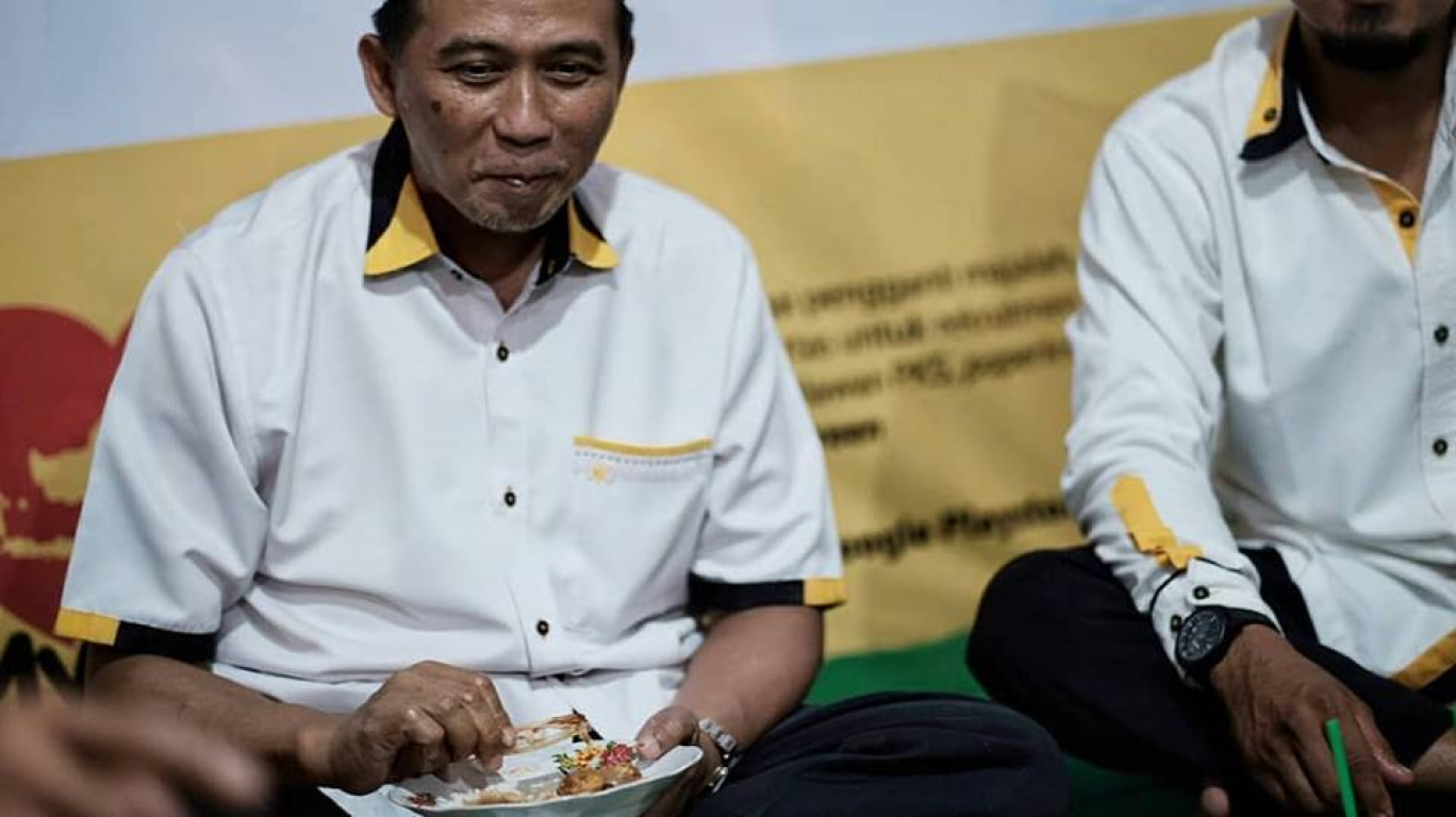 Ketua DPW PKS Jawa Timur Arif HS menikmati sajian Garang Asem yang tersedia di Posko Mudik PKS Ngawi, Ahad (10/6) malam (dok Humas PKS Jatim)