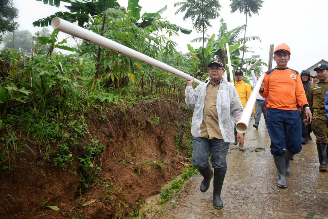 Presiden Partai Keadilan Sejahtera Mohamad Sohibul Iman saat membawa paralon untuk warga korban bencana longsor di Bogor, Kamis (09/01/2020). (M Hilal/PKSFoto)