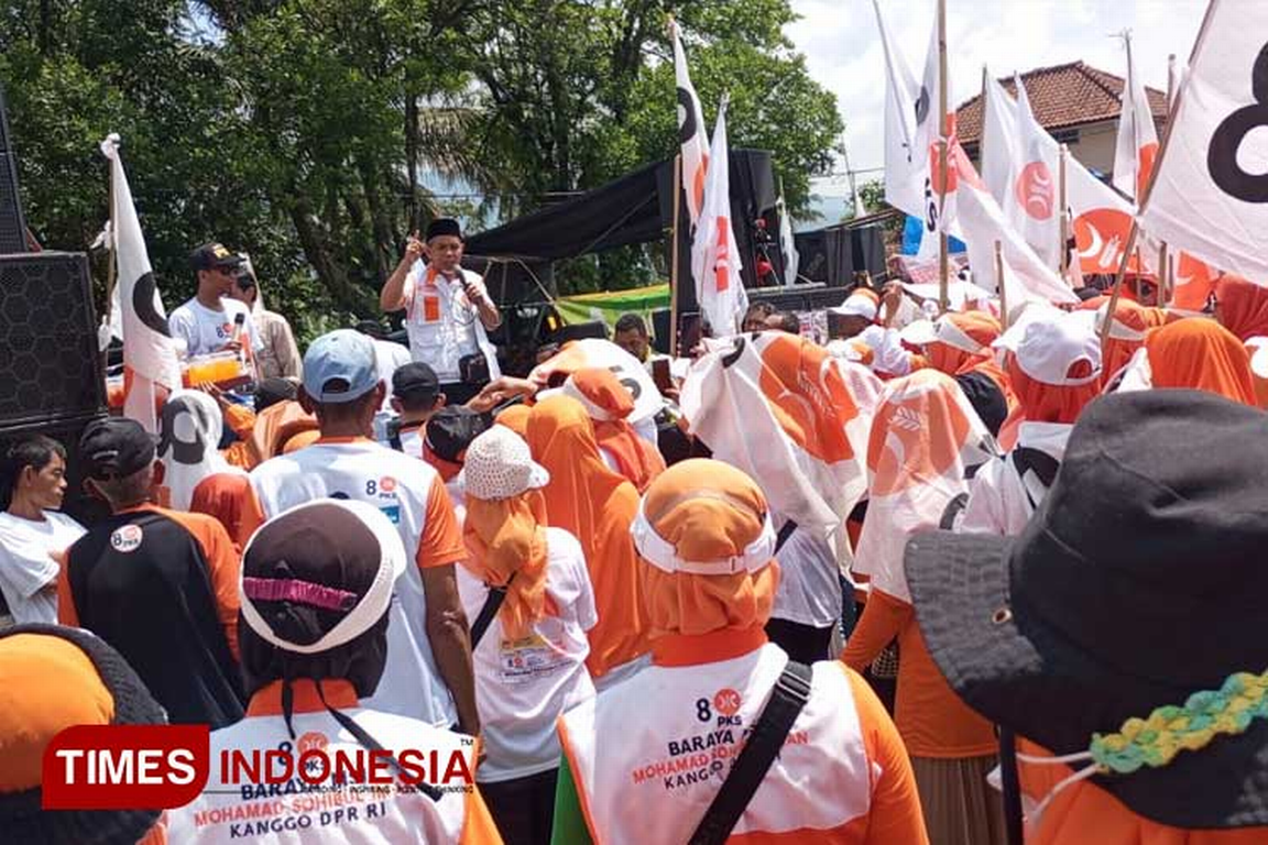 Ribuan massa kader, simpatisan PKS dan warga Kota Tasikmalaya antusias mengikuti kampanye terbuka di Alun-alun Indihiang, Kota Tasikmalaya, Jawa Barat. (FOTO: Harniwan Obech/TIMES Indonesia)