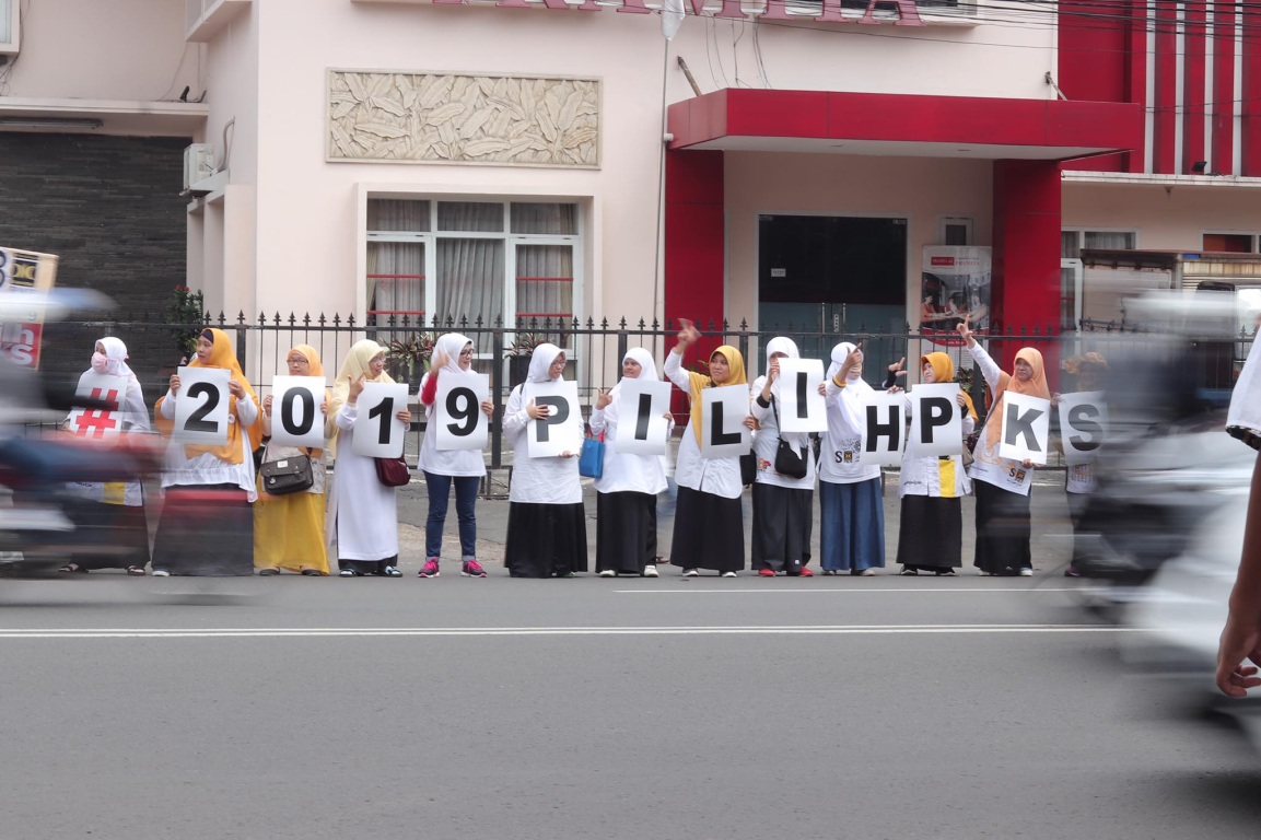 Kader PKS Kota Bandung saat menggelar flash mob di Bandung, Jawa Barat (13/1) (dok Humas PKS)