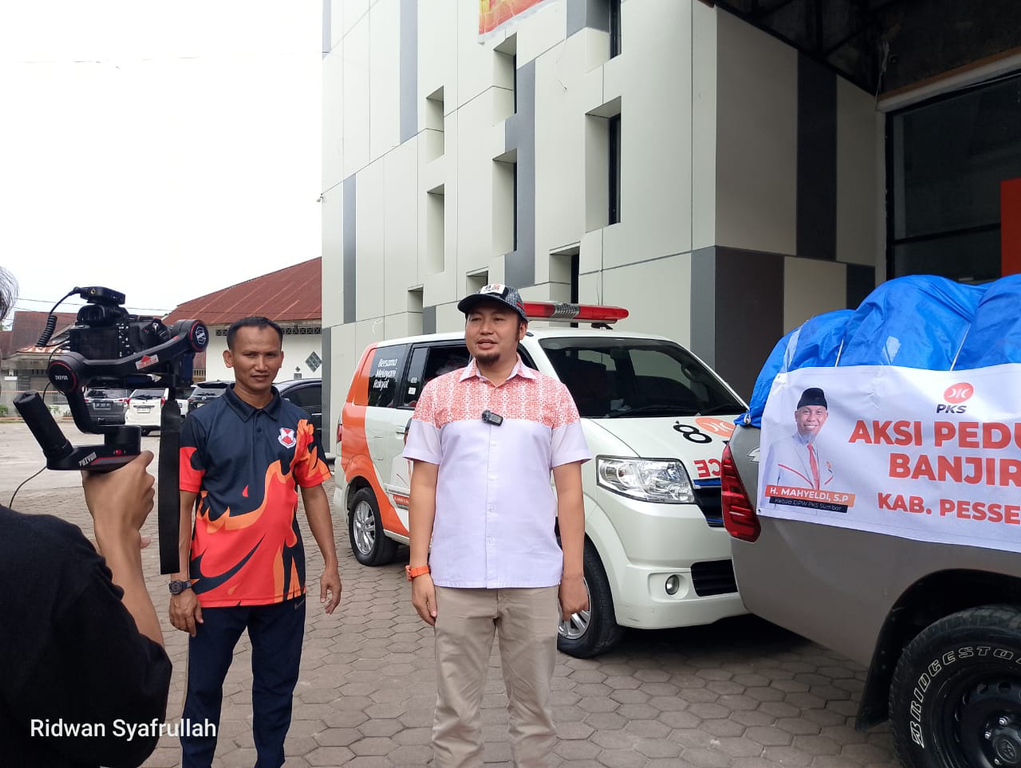 Sekretaris DPW PKS Sumatera Barat (Sumbar) H. Rahmat Saleh melepas secara simbolis bantuan PKS Peduli Banjir di Pesisir Selatan.