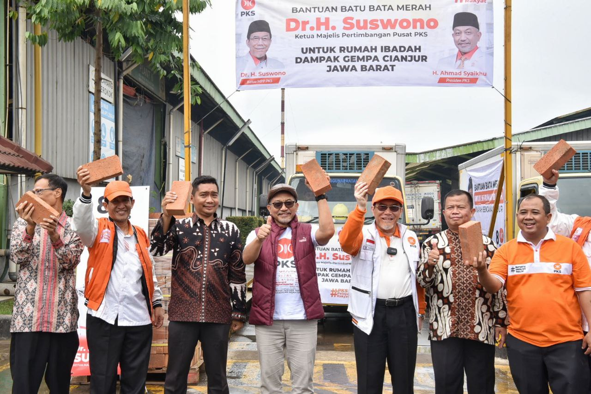 Presiden PKS Ahmad Syaikhu membersamai Ketua Majelis Pertimbangan Pusat (MPP) PKS Suswono dalam proses penyaluran bantuan bata merah untuk rumah ibadah dampak gempa Cianjur. (Donny/PKSFoto)