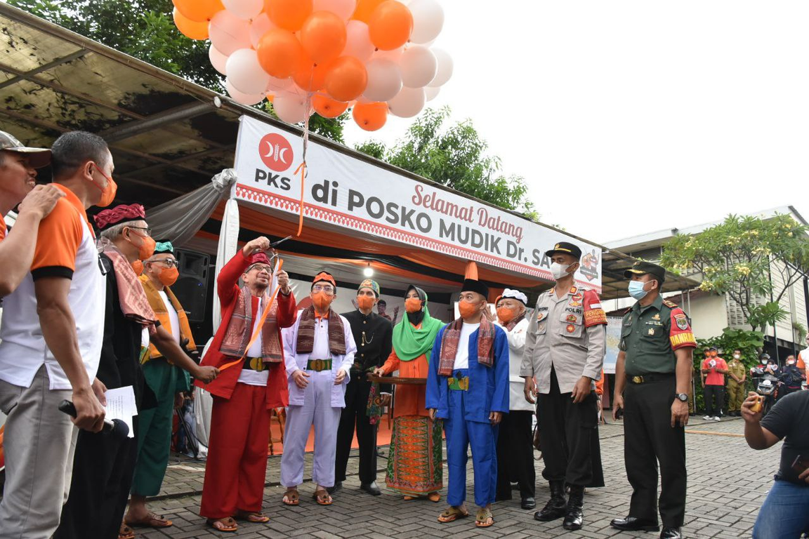 Ketua Majelis Syura PKS Dr. Salim Segaf Al-Jufri saat meresmikan program Posko Mudik Dr. Salim, Kamis (28/04/2022). (Donny/PKSFoto)