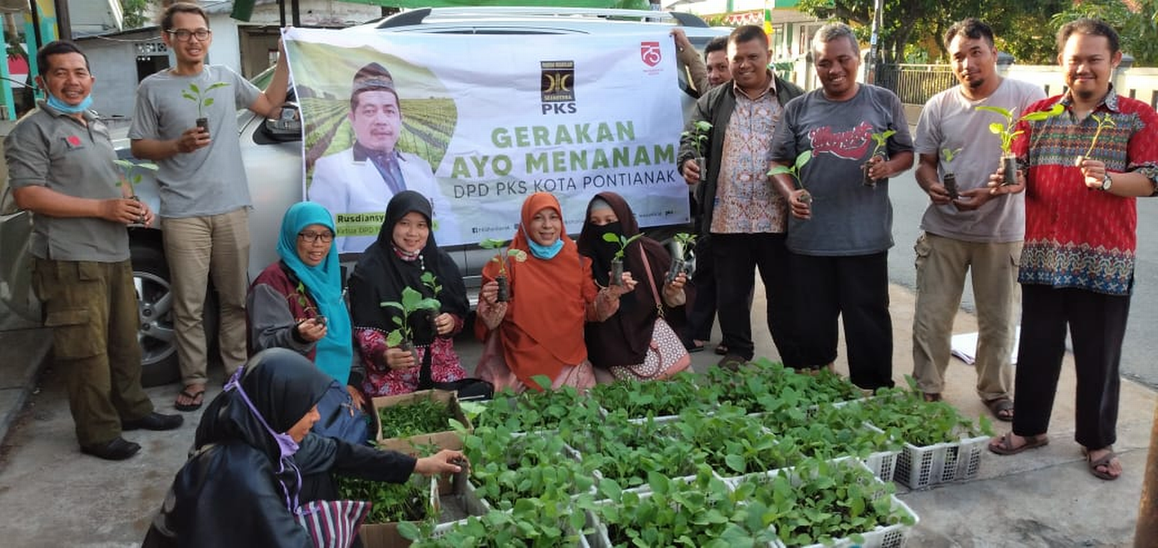 Gerakan Ayo Menanam DPD PKS Pontianak (dok PKS Pontianak)