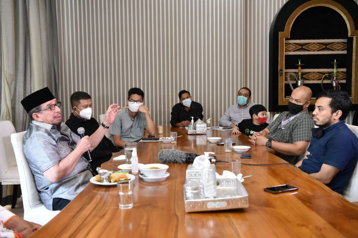 Ketua Majelis Syura PKS Dr. Salim Segaf Al Jufri ramah tamah dengan awak media nasional dan internasional (Donny/PKSFoto)