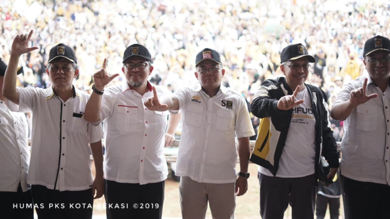 Presiden Partai Keadilan Sejahtera Mohamad Sohibul Iman bersama jajaran dalam acara Kampanye Rapat Umum PKS Perdana, Ahad (24/03/2019). (dok Humas DPD PKS Kota Bekasi)