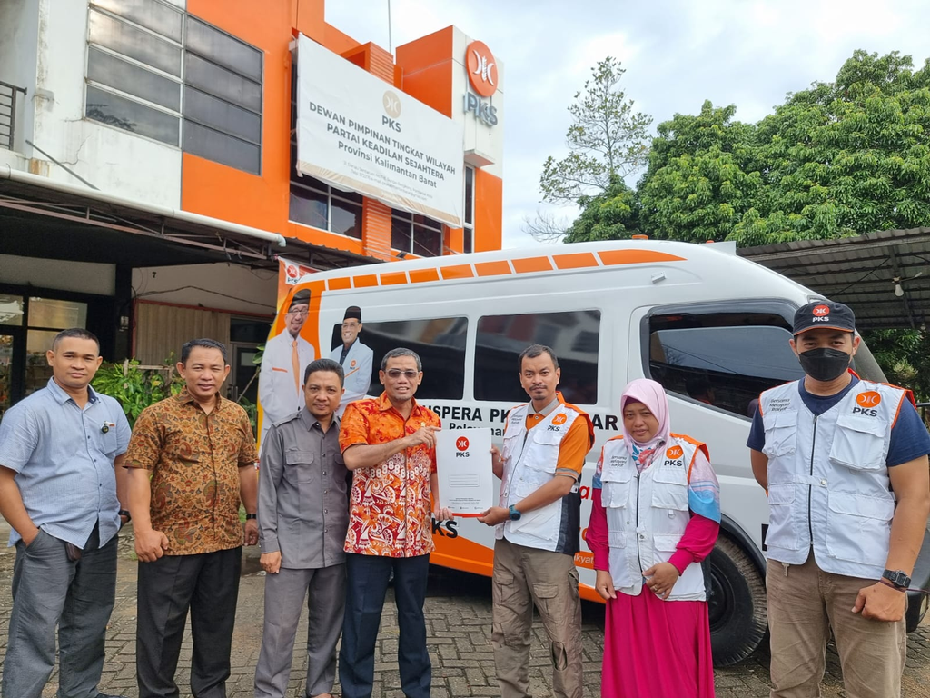 Legislator PKS Alifuddin Sumbang 1 Unit Mobil Pusat Pelayanan Rakyat ke PKS Kalbar