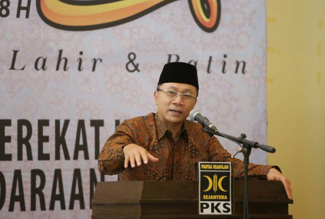Ketua MPR RI Zulkifli Hasan saat memberikan sambutan dalam Halalbihalal yang digelar DPP PKS, Ahad (16/7) di kantor DPP PKS, Jakarta. (PKS Foto)