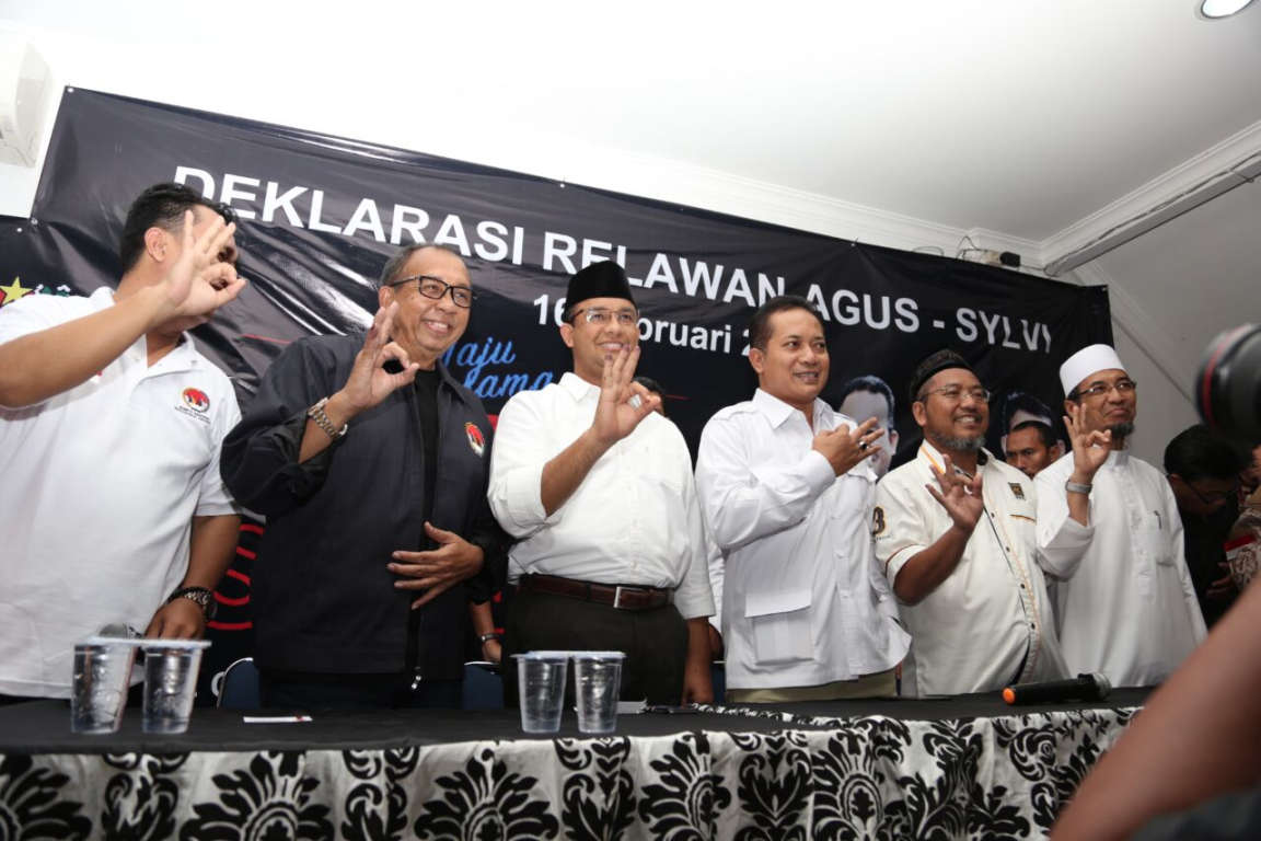 Calon Gubernur DKI, Anies Baswedan bersama relawan Agus Silvy