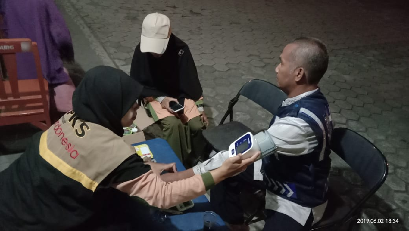 Layanan cek kesehatan oleh Posko Mudik Mobile PKS DIY (dok PKS DIY)