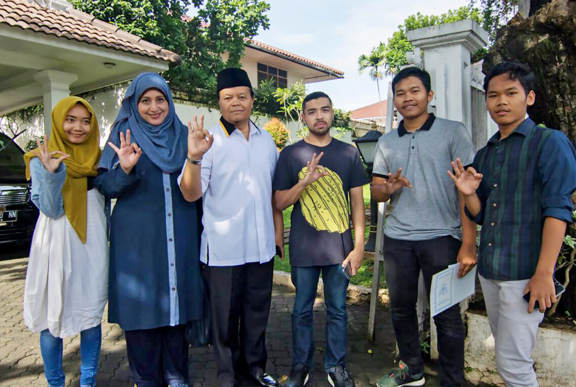Wakil Ketua Majelis Syuro PKS Hidayat Nur Wahid bersama keluarganya mencoblos di TPS 014 Bangka, Jakarta Selatan. (Azizi AlFaruq/PKSFoto)