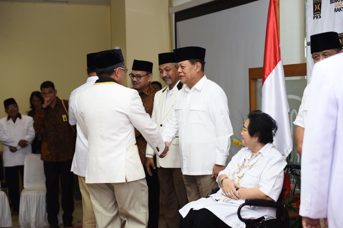 Presiden PKS Mohamad Sohibul Iman menyalami bakal calon gubernur Jawa Barat Mayjen (Purn) Sudrajat-Ahmad Syaikhu di kantor DPP PKS, Rabu (27/12). (M Hilal/PKS Foto)