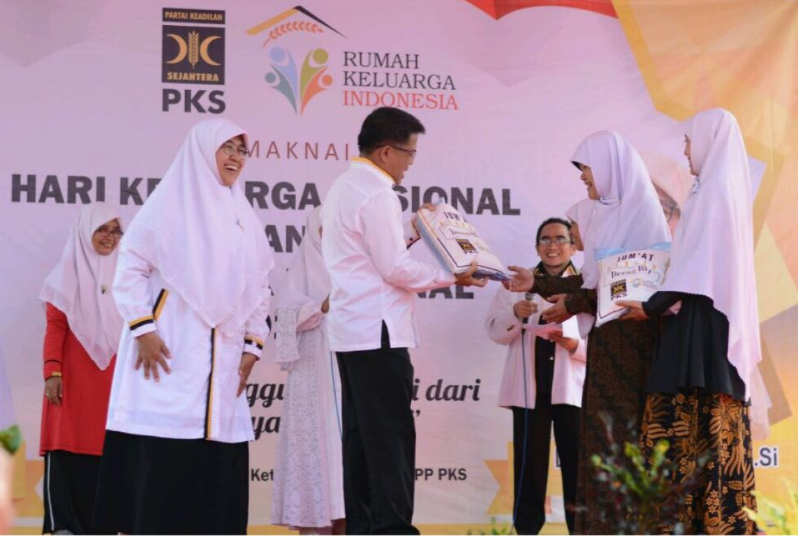 Presiden PKS Mohamad Sohibul Iman meluncurkan program Jumat berkah secara simbolis di sela peringatan Hari Keluarga Nasional dan Hari Anak Nasional di Bogor, Ahad (6/8). (Yusuf/PKS Foto)
