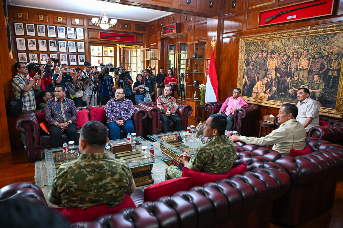 Pimpinan PKS menyambangi Menteri Pertahanan (Menhan) Sjafrie Sjamsoeddin di Kantor Kementerian Pertahanan (Kemenhan). (PKSFoto/Fathur)