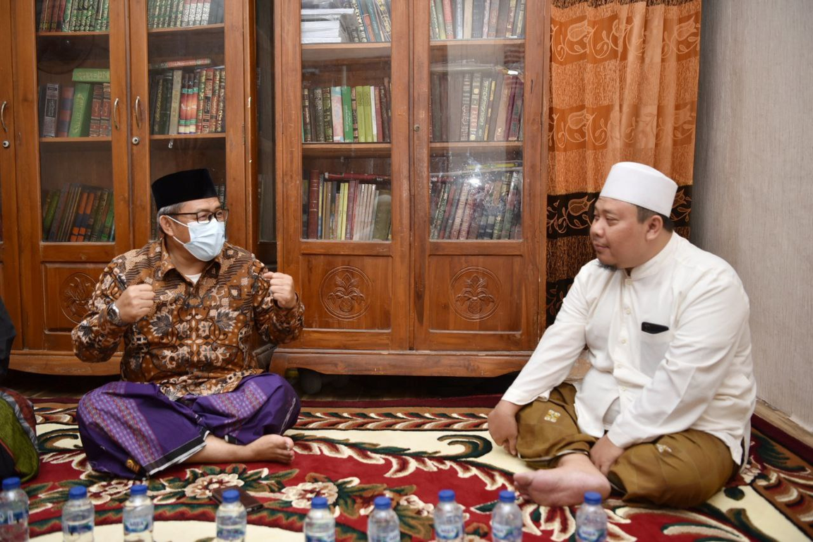 Wakil Ketua Majelis Syura PKS, Ahmad Heryawan berkunjung ke pengasuh Pondok Pesantren An-Najiyah Timur KH. Habib Abdullah Muhajir Asyaiban.(Donny/PKSFoto)