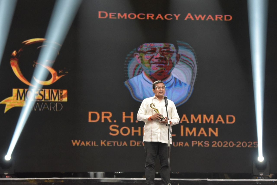 Kepala Kantor Staf Presiden PKS Pipin Sopian mewakili Wakil Ketua Majelis Syura PKS Mohamad Sohibul Iman menerima Democracy Award, Senin (21/12) malam (Donny/PKSFoto)
