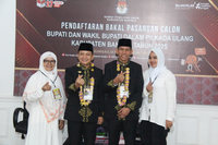 FOTO : PASANGAN ARUS BARU MENDAFTAR KE KPU BANGKA