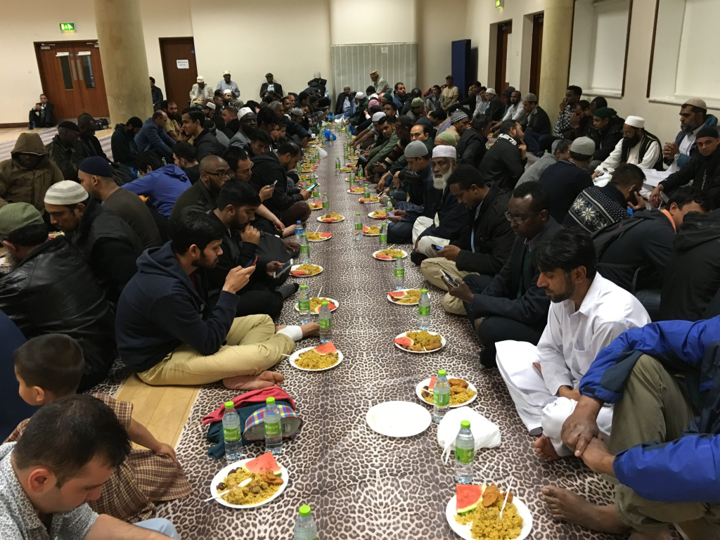 Suasana berbuka puasa di Masjid Raya London Timur (East London Mosque)