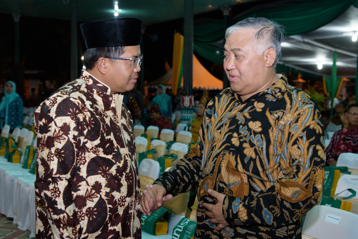 Presiden PKS Mohamad Sohibul Iman berbincang dengan mantan ketua umum PP Muhamadiyah Din Syamsuddin saat menghadiri peringatan milad Muhammadiyah ke-105 tahun di kompleks Keraton Yogyakarta. Jumat (17/11) malam. (Hilal/PKS Foto)