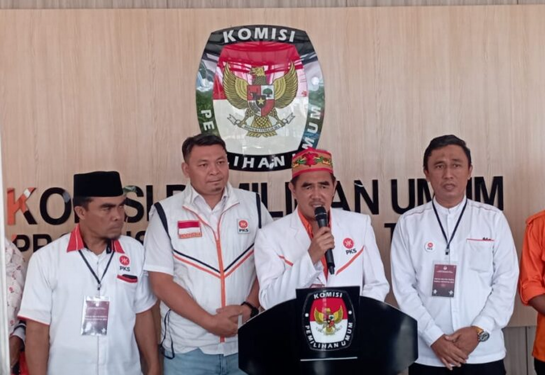 Ketua DPW PKS Kalteng, Sirajul Rahman bersama jajaran pengurus usai menyerahkan berkas pendaftaran Bakal Calon Anggota DPRD Provinsi. (INTIMNews/Andrian)