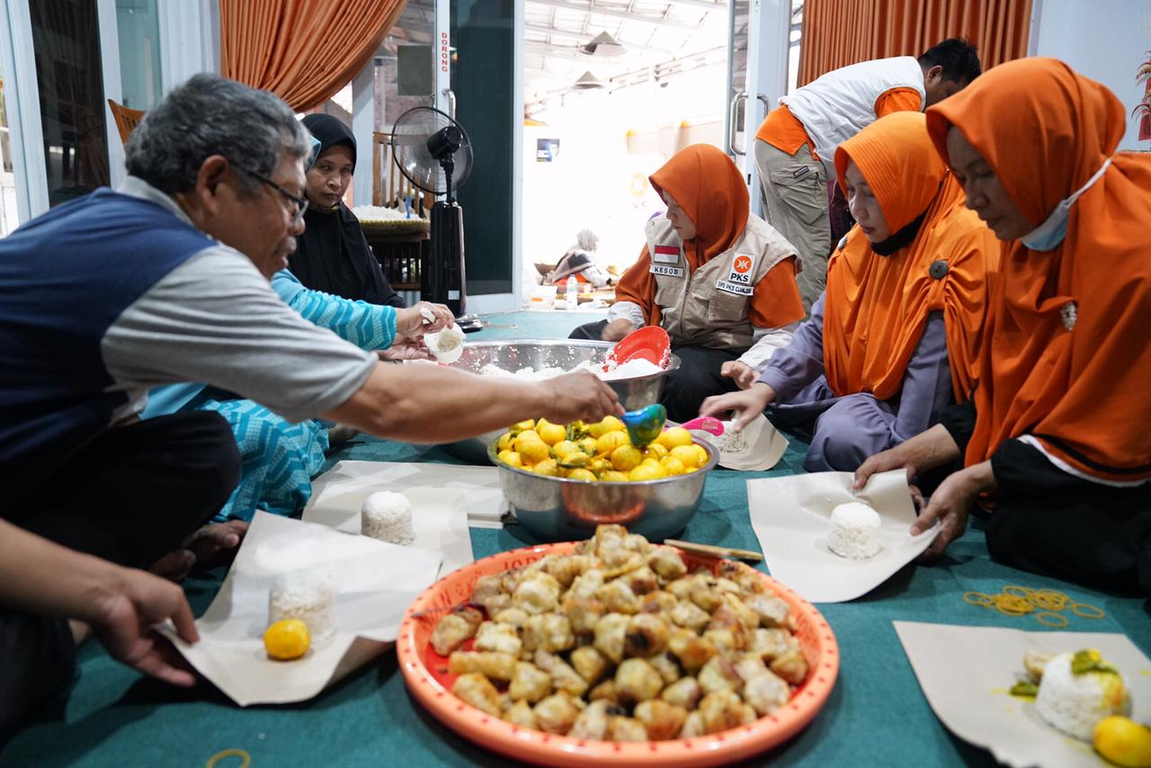 Suasana Dapur Umum PKS yang Sediakan 1600 Nasi Bungkus per Hari