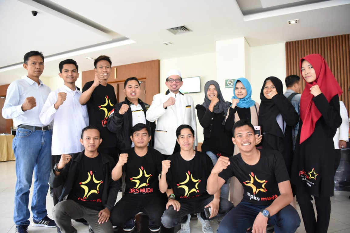 Habib Salim Segaf berfoto bersama dengan Anggota PKS Muda Kalimantan Selatan