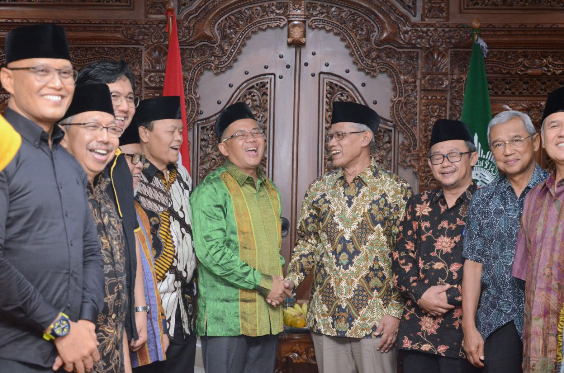 Jajaran Dewan Pimpinan Tingkat Pusat PKS yang dipimpin Presiden PKS Mohamad Sohibul Iman diterima oleh jajaran Pimpinan Pusat Muhammadiyah yang dipimpin Ketua Umum PP Muhammadiyah Haedar Nashir di Jakarta, Rabu (4/12) (PKSFoto)