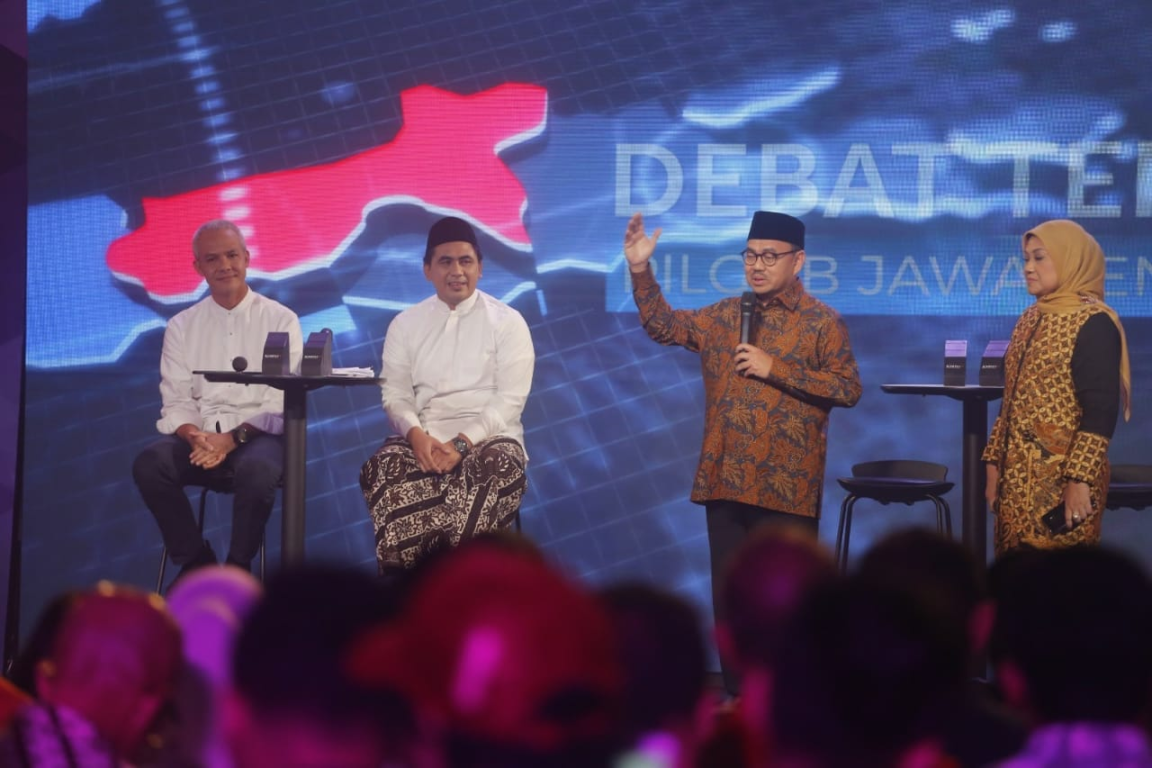 Pak Dirman-Mbak Ida dalam debat publik Pilgub Jateng di Semarang, Kamis (21/6)