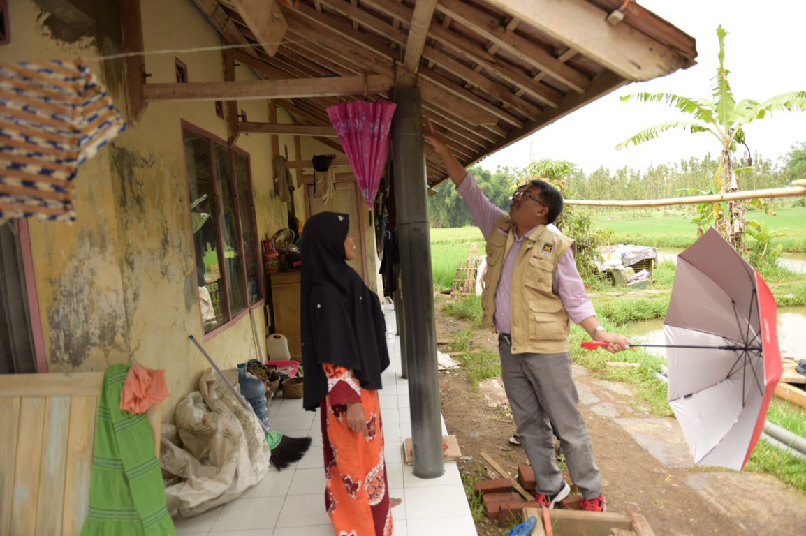 Presiden PKS Mohamad Sohibul Iman bersama warga Garut