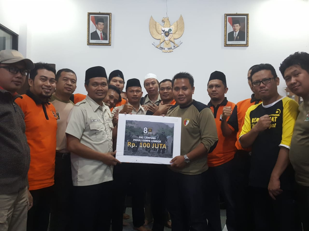 Ketua DPW PKS Lampung Ahmad Mufti Salim secara simbolik menyerahkan bantuan kepada relawan PKS Lampung yang akan berangkat membantu korban gempa Lombok (dok Humas PKS Lampung)