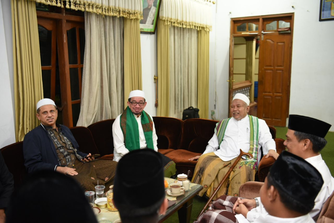 Ketua Majelis Syuro Partai Keadilan Sejahtera Salim Segaf Al Jufri bersam adengan Pengasuh Pondok Pesantren Attauhidiyyah Kyai Ahmad dan pengurus dalam agenda silaturahim, Tegal, Rabu (6/03/2019). (Hamid/PKSFoto)