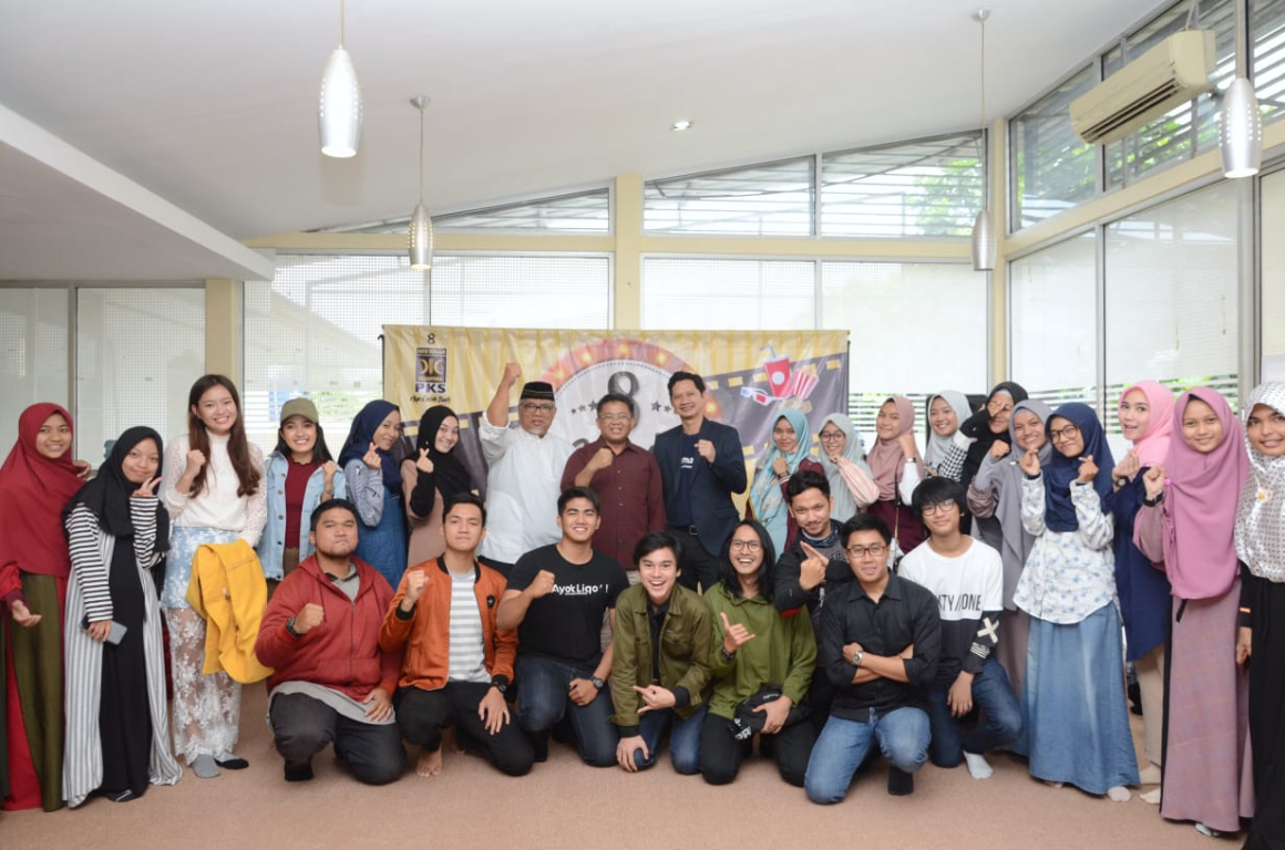 Presiden Partai Keadilan Sejahtera Sohibul Iman bersama jajaran dan peserta audisi Film 8 Stories dalam acara pembuka karantina di MD Building, Jakarta, Jumat (22/02/2019). (Donny/PKSFoto)