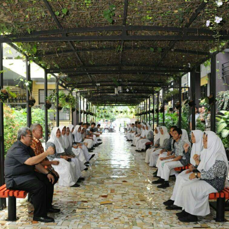 Aher sedang menyemangati siswa-siswi SMAN 3 Kuningan