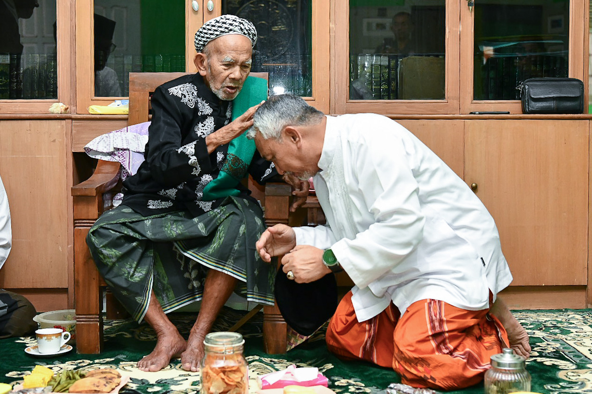 Presiden PKS Ahmad Syaikhu didoakan Kiai Sepuh Pesantren Babussalam, Kiai Amin Mustholih (Donny/PKSFoto)