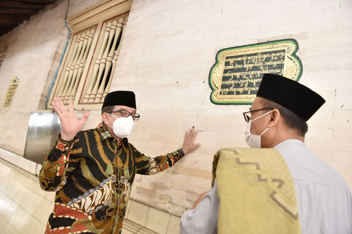 Ketua Majelis Syuro PKS Dr Salim Segaf Al Jufri mendatangi Masjid Gedhe Kauman Yogyakarta untuk menunaikan shalat Zhuhur, Sabtu (6/11) (Donny/PKSFoto)