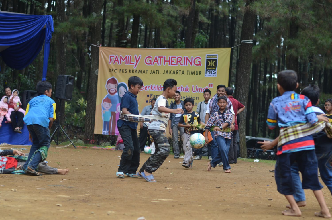 Para anak kader mengikuti lomba futsal sarung DPC PKS Kramat Jati sebagai bagian dari pendidikan karakter (ilustrasi)
