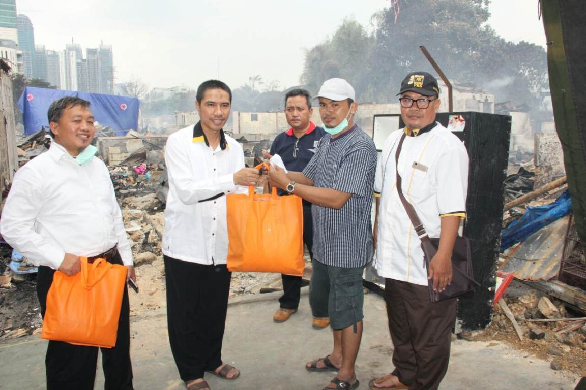 Ketua Fraksi PKS DPRD DKI Jakarta Abdurrahman Suhaimi dan Ketua DPW PKS Jakarta, Syakir Purnomo menyerahkan bantuan