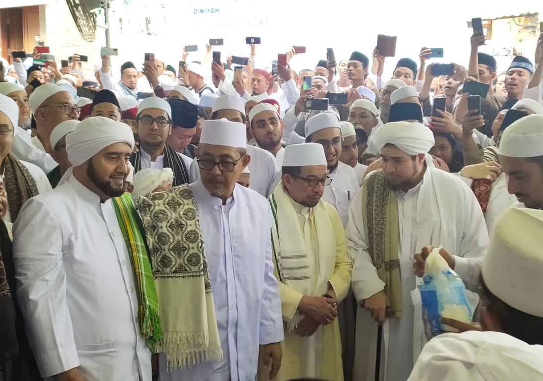 Dr. Salim bersama para habaib di Haul Habib bu Bakar Assegaf di Gresik