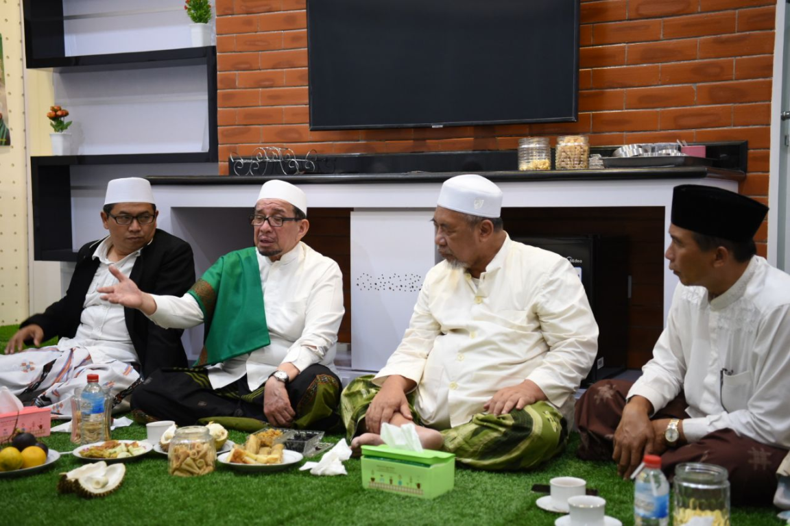 Ketua Majelis Syuro Partai Keadilan Sejahtera Salin Segaf Al Jufri bersama dengan KH. Ihya' Ulumuddin dalam agenda silturahim, Malang, Jawa Timur, Senin (25/03/2019). (Hamid/PKSFoto)