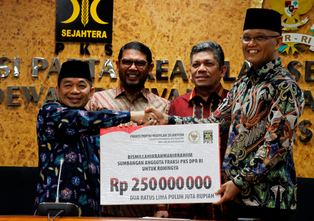 Penyerahan donasi dari Fraksi PKS ke CC4R