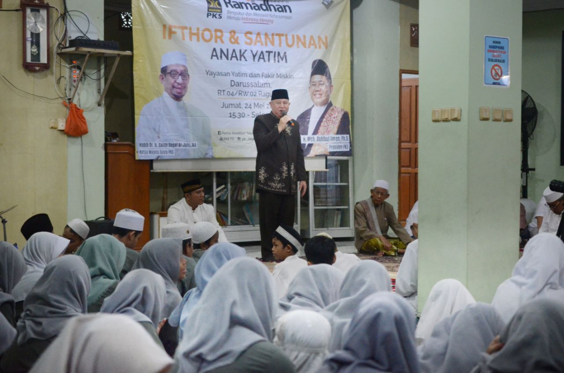 Ketua Ansyitah Ramadan DPP PKS Igo Ilham dalam santunan anak yatim bersama pengurus DPP PKS di Ragunan, Jakarta Selatan, Jumat (24/5) (Dony/PKSFoto)