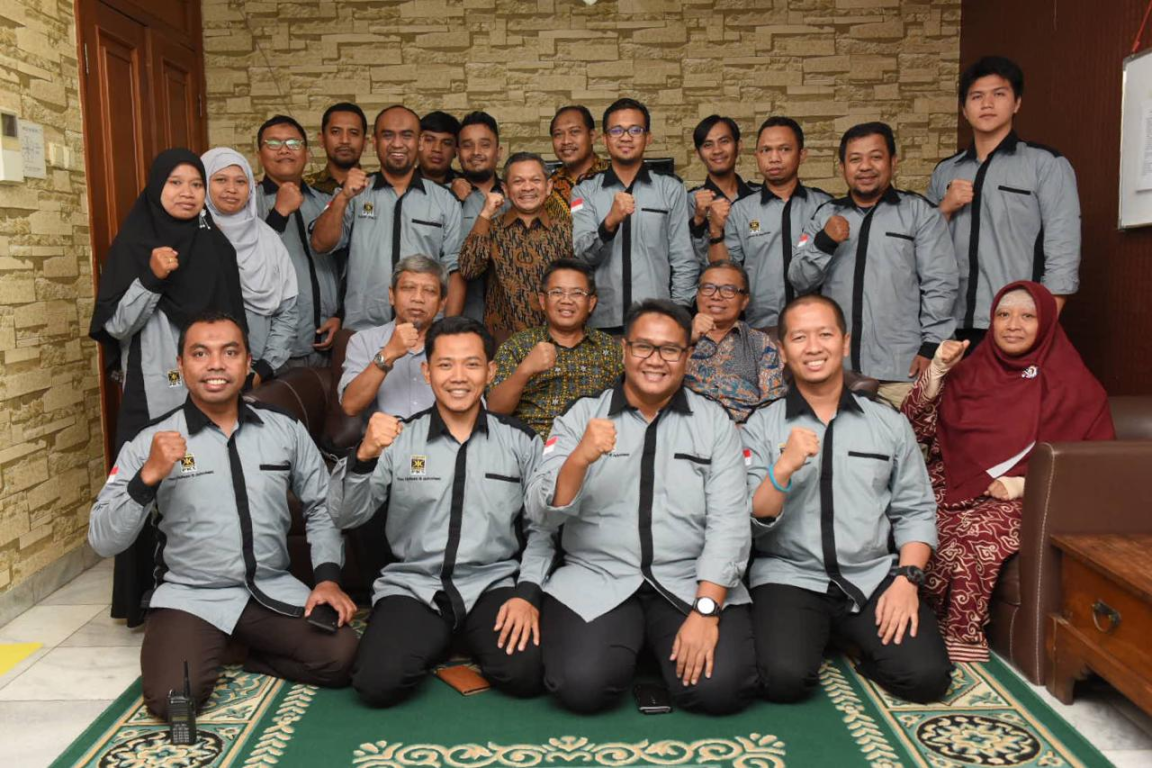 Presiden PKS, Mohamad Sohibul Iman berfoto bersama dengan tim Advokasi dan hukum