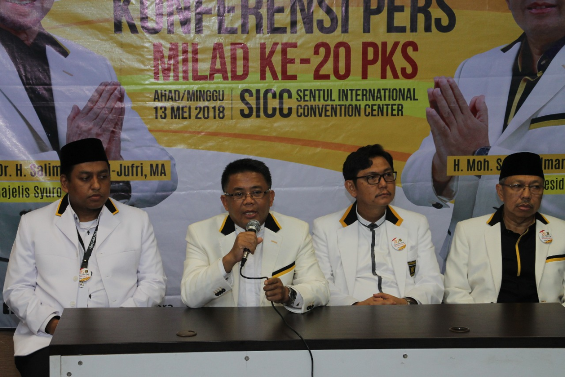 Presiden PKS Mohamad Sohibul Iman memberikan keterangan pers dalam Puncak Milad 20 PKS, di SICC Sentul, Bogor, Ahad (13/5) (PKSFoto)